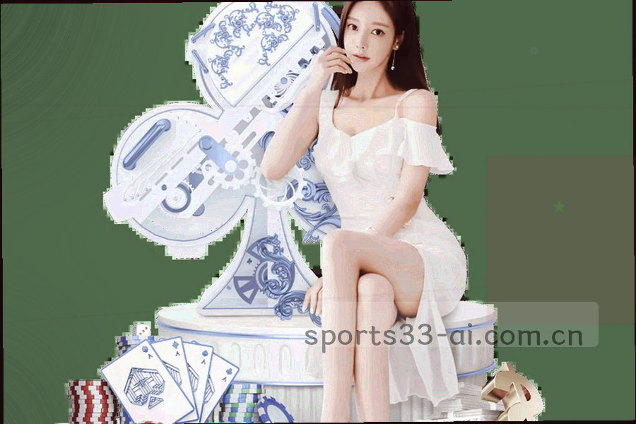 夜色看台人群剪影与多块记分牌光晕，人物仅保留轮廓